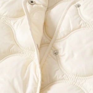 Jacka från Mango - En väldigt fin, krämvit och stylebar jacka köpt från Mango i höstas. Aldrig använd, prislapp sitter fortfarande på. Köpt i storlek XL men sitter mer som en M-L (liten i storleken). Originalpris 599kr. 