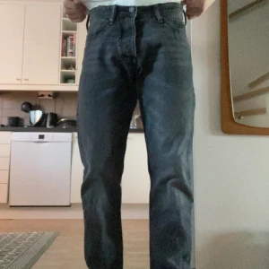 Svarta Jeans Jack & Jones - Svarta jeans från Jack & Jones. Säljer då jag har tröttnat på dom. Skick 9/10