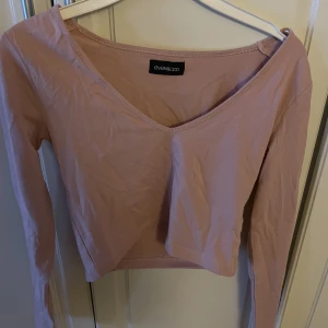 Långärmad tröja  - v-ringad långärmad från even&odd, storlek s 💛