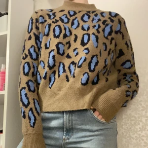 NA-KD leopard tröja  - NA-KD leopard tröja i materialet akryl och polyamid. Använd ett fåtalgånger men i gott skick.  