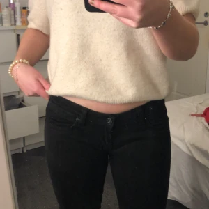 low waist jeans - svinsnygga jeans ifrån One Green Elephant köpta på sellpy. Tyvärr va de för små på mig så de är endast testade. De är väldigt låga i midjan💕