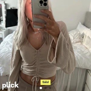 Säljer beige topp från h&m - Säljer en beige topp med utsvänga armar som jag köpte här på Plick för inte så länge sen, säljer för att den inte kommer till användning tyvärr, lite nopprig men annars fint skick! Sparsamt använd, första bilden är lånad, andra bilden är min bild!💗