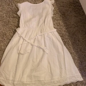 Vit sommar klänning  - Sommar klänning med öppen rygg från shein. I storlek smal/36. Aldrig andvänd  pga fel storlek💓