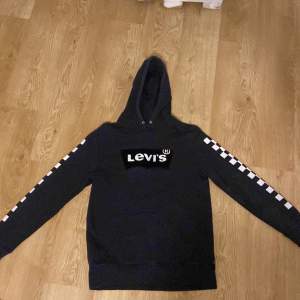 En fin Levis hoodie i blå och storlek L. Har tvättas flera gånger så färgen och mönstret har försämrats. Pris kan diskuteras