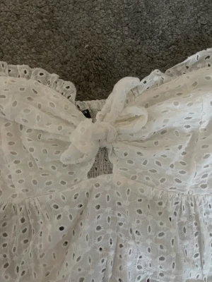 Söt sommar topp - Säljer denna söta topp då den inte används. Super fin till sommaren och med resår så passar de flesta! Skriv för fler frågor/bilder. Frakten ingår inte 🥰