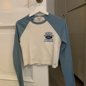 Blå och vit tröja - Oanvänd tröja från Pull&Bear, står att den är storlek XL men det sitter som S🥰