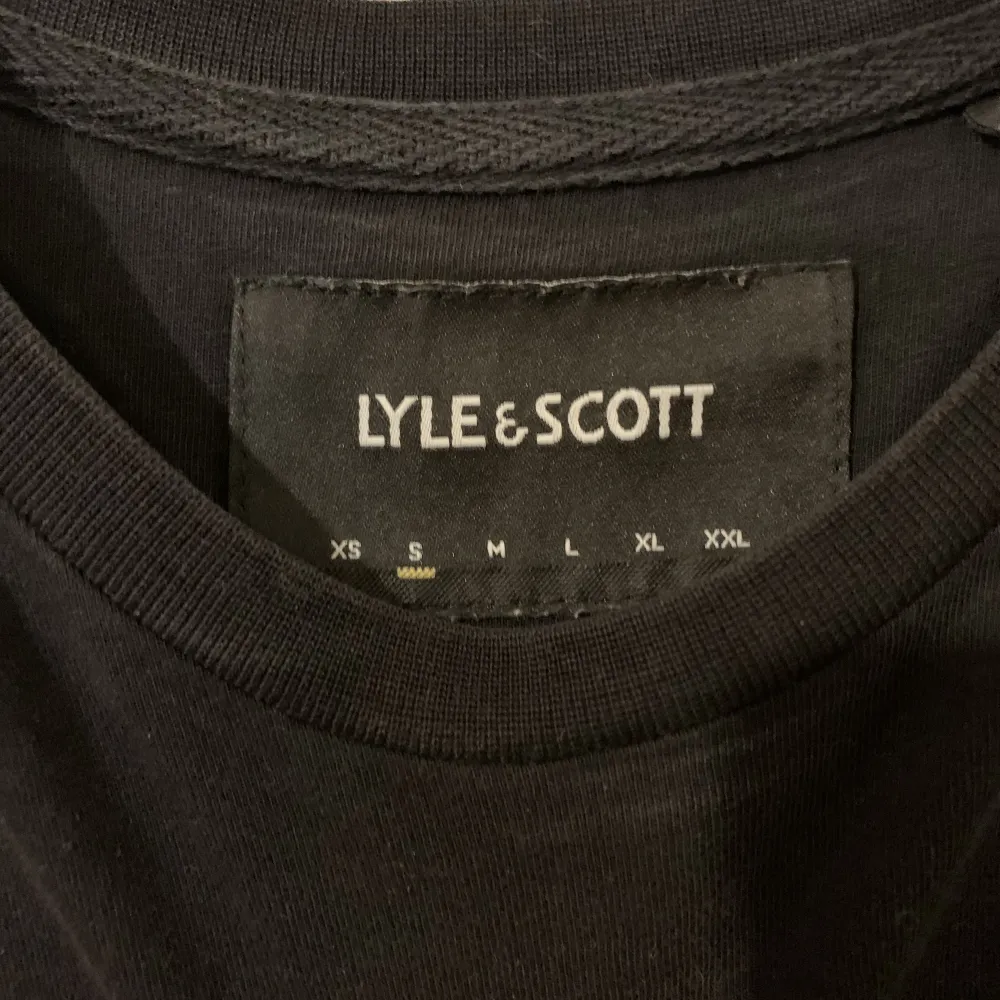 Här säljer jag min Lyle & scott t-shirt i färgen svart. Storleken är small. Priset går att diskuteras! Är du intresserad tveka inte att höra av dig!. T-shirts.