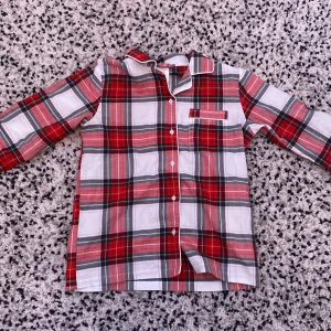 Pyjamas tröja! - Rutig röd pyjamas tröja!💕💕 för liten för mig så säljer. Använd 2 gånger!💗