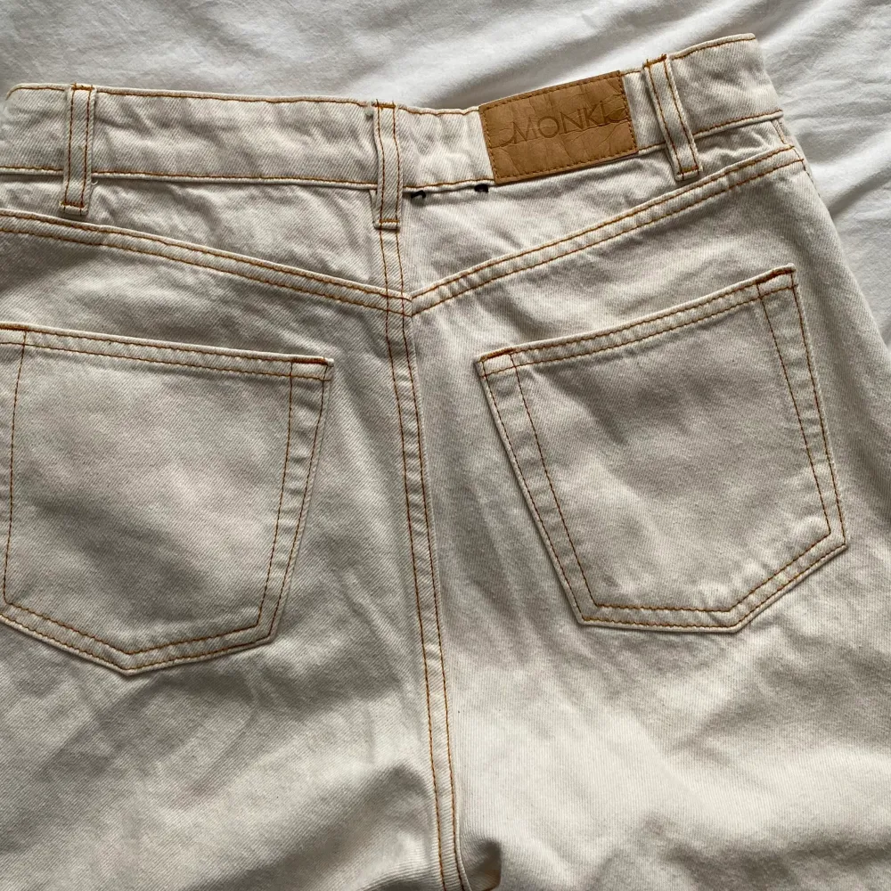 Off-white jeans men hög midja och vida ben från monki. Köpta från sellpy men i bra skick. Har aldrig själv använt då de är för stora för mig.. Jeans & Byxor.