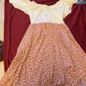 ❤️❤️ - Säljer en snygg sommar klänning passa på o köp billiga sommarkläder till er eller era barn köpte varje top för 100 kr men säljer en top för 25kr passa på billigt och fint allt blir dyrt i sommaren 😊😊