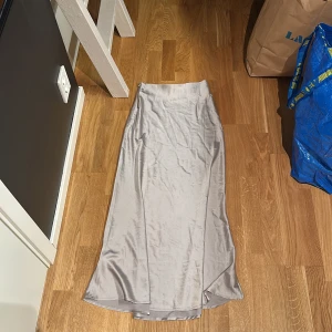 Lång silkeskjol - Bara att skriva om fler bilder eller mått önskas ☺️