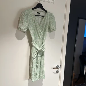 Grön klänning  - Bara att skriva om fler bilder eller mått önskas ☺️