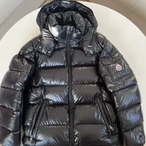 MONCLER MAYA Klassisk maya  Stl 2 (S/M) Skick 9,5/10 - köptes förra vintern från hemsidan mytheresa Säljes pga storleken är för liten  Allting som fås med vid onlineköp finns kvar Pris: 9000kr