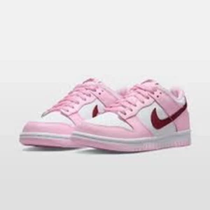 Rosa Nike Dunks - Säljer mina rosa dunks i storlek 36,5. Passar 36 och 36,5. Själv  har jag storlek 37 och de sitter bra. Använd fåtal gånger. Skriv för fler bilder❤️ pris kan diskuteras
