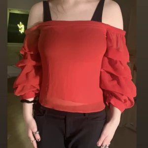 Blus - Fin röd offshoulder blus med volangarmar❣️ i bra skick förutom enstaka trådar som sticker ut💗