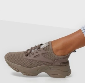 Steve Madden sneakers  - Snygga & bekväma sneakers. Använda 1-2 gånger så de ser nya ut fortfarande! (Bild från Nelly, kan skicka egna bilder☺️) Lite små i storleken om ni har 39 så kommer dessa Storlek 40 passa perfekt! Nypris: 1149 kr 