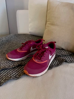 Nike  - Storlek 39. (Kan mäta innermått vid behov)   Ej rengjorda innan fotografering.  Köpare betalar frakt.