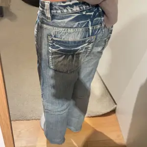 Jeans som inte kommit till användning. Coola detaljer på knäna och jeansen är väldigt baggy. Pris kan diskuteras 