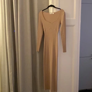 Adoore  - Adoore klänning. Beige 