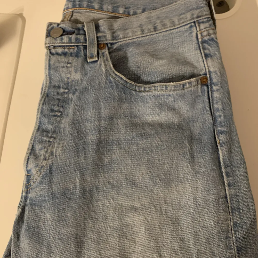 Säljer nu min Levis 501 på grund av att dom är för små. Inga skador överhuvudtaget på byxorna!😀. Jeans & Byxor.