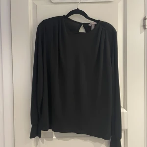 Topp med axelvaddar - Skön topp med axelvaddar.