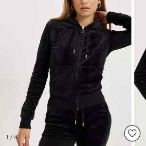 juicy couture kofta - Säljer min svarta juicy couture kofta i nyskick! Köptes för 1100 och säljer för 700 + 66kr frakt, frakten är spårbar priset går att diskutera💕💕