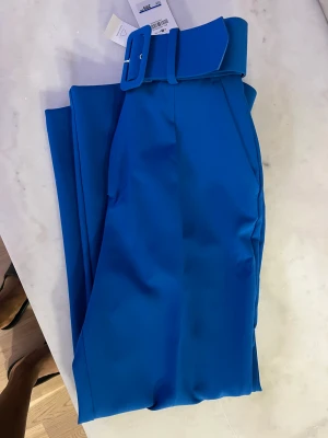 Kostymbyxor  - Blåa oanvända kostymbyxor med prislapp kvar. Nypris: 399kr