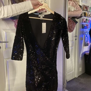 Svart paljettklänning  - Klänningen är i storlek xs, ganska liten i storleken. Den är från Nelly och är aldrig använd tidigare. Den är även ganska kort.
