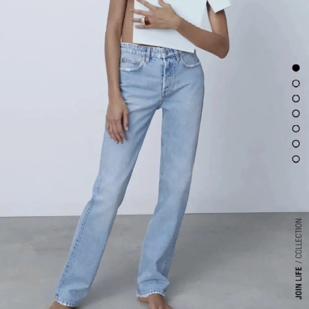 De populära zara mid-rise jeansen i storlek 34! Använt fåtal gånger, därav fint skick🫶🏽. Jeans & Byxor.