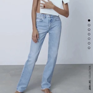 Jeans - De populära zara mid-rise jeansen i storlek 34! Använt fåtal gånger, därav fint skick🫶🏽