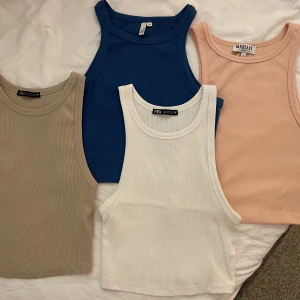 Toppar i olika färger - 5 stycken linnen som jag säljer tillsammans för 130! Det är fint skick på dem. Olika storlekar, allt från xs-m, men de passar mig som brukar ha typ xs/s i toppar. Frakten kostar 60kr. Skriv privat vid intresse eller frågor💕
