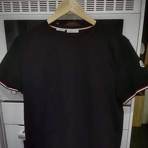 Pretty good Moncler t-shirt in L size Condition 10/10 close to brand new 