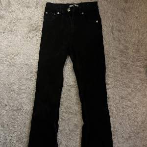 Långa bootcut jeans från pull & bear med slits, nästan för långa för mig som är 172.   150kr + frakt, pris kan diskuteras!