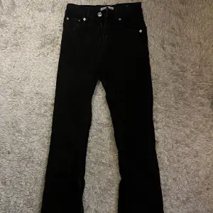 Långa bootcut jeans från pull & bear med slits, nästan för långa för mig som är 172.   150kr + frakt, pris kan diskuteras!
