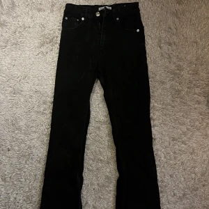 jeans - Långa bootcut jeans från pull & bear med slits, nästan för långa för mig som är 172.   150kr + frakt, pris kan diskuteras!
