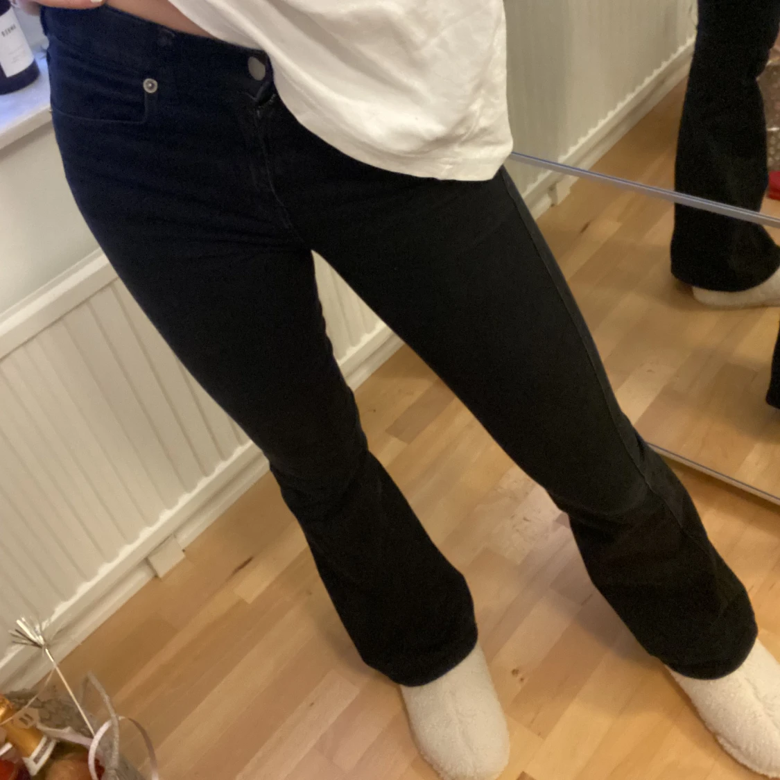 Svarta low waist boot cut jeans!😍 - 90