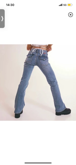 Lågmidjade jeans - Läger upp annonsen igen pga av oseriösa köpare. Lågmidjade jeans från hm med bakfickor. Använd 2 gånger bara. Har dock blivit färgad i tvätten, har en liten vitt fläck på framsidan. Läs bio för mer information eller kontakta mig privat för frågor💗