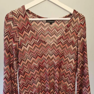 Fint mönstrad tröja! - Trumpetarmad tröja i mönster likt Missoni. 