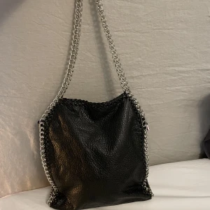 Väska - Säljer denna väska från tiamo, sparsamt använd. 