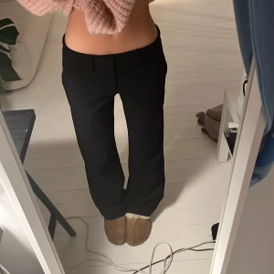 Lågmidjade kostymbyxor  - Lågmidjade kostymbyxor från Alobha Label! Storlek xs men passar S oxkså jag bär xs och S jag är 164 och de är lite långa på mig! 