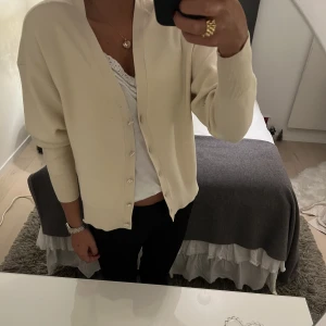 Beige kofta - Väldigt söt beige kofta med en v-ringning som passar lika bra knäppt som uppknäppt med ett linne under🥰väldigt fina, silvriga knappar!🙌🏼🥰otroligt bra skick, näst intill aldrig använd!