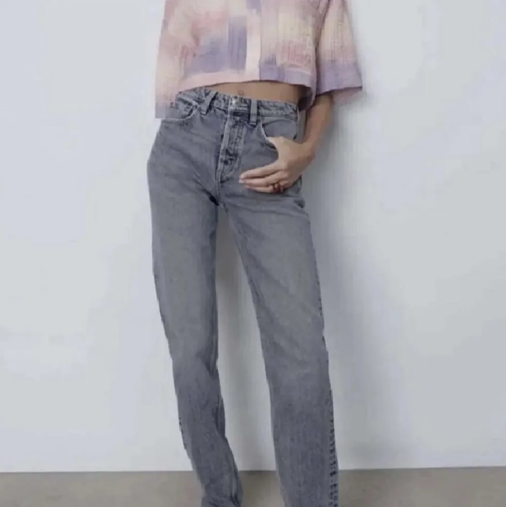 Supersnygga mid-rise jeans från Zara i den grå/blåa färgen.🤩. Jeans & Byxor.