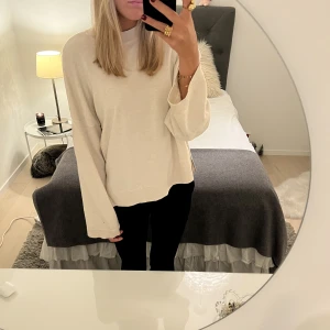 Beige stickad tröja - Super super fin beige stickad tröja med en slits på sidorna och lite utsvängda ärmar, passar till allt och är väldigt skön på!!🥰💖💖