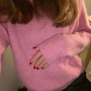 Snygg råsa tröja💗 - Köpt på plick för 400kr 💗En råsa fin fluffig tröja, jätte mysig men behöver pengar 💵 