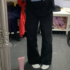 Jeans - Svarta vida jeans, super snygga och sköna, storlek 38 men passar 36