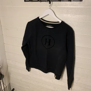 JH Collection - Fin JH Collection tröja i svart tyg! Rejält materialt och fin passform. Säljer 2 stycken en i storlek 158/164, och en i storlek s! Knappt använda och i väldigt fint skick.  Stora i storlek 50kr st