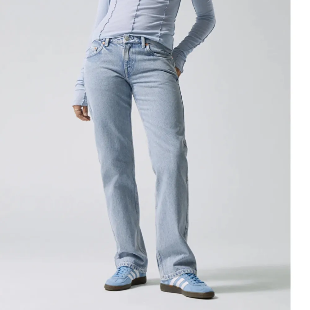 Lågmidjade jeans från weekday i modellen arrow. Färg: summer blue. Nästan aldrig använda pga fel storlek💗 nypris: 590kr. Jeans & Byxor.