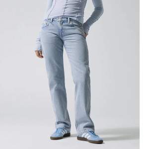 Lågmidjade jeans från weekday i modellen arrow. Färg: summer blue. Nästan aldrig använda pga fel storlek💗 nypris: 590kr