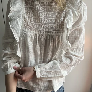 Vit blus - Jättesöt blus från Zara som tyvärr inte kommer till användning!🤍