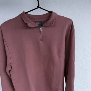 Sweatshirt med zip - I gott skick. Ziptröja i gammalrosa från Asos.  Normal passform. 